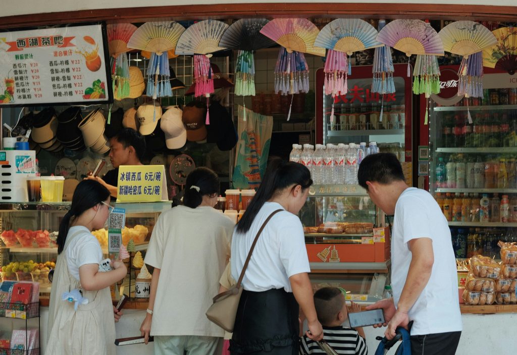 颱風假日的購物熱潮：大江購物中心吸引人潮如潮水